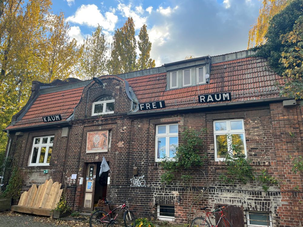 Haus aus Ziegeln, Kaum Frei Raum Schriftzug 