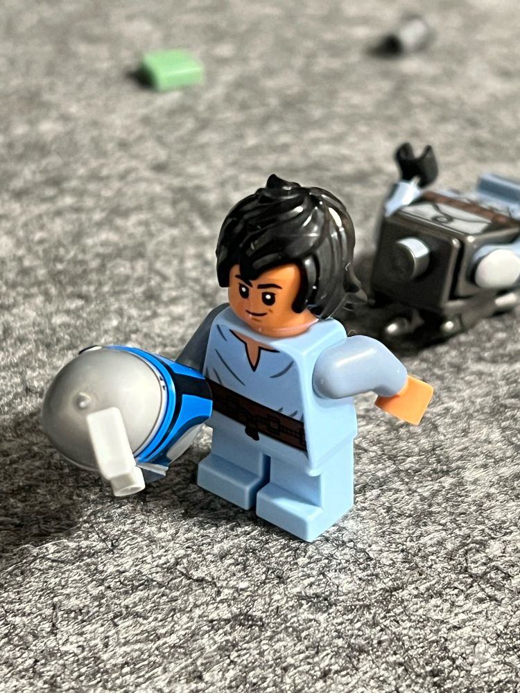 Young Boba Fett holds his „fathers“ Mandalorian armor helmet. Behind him lays the body of Jango Fett.