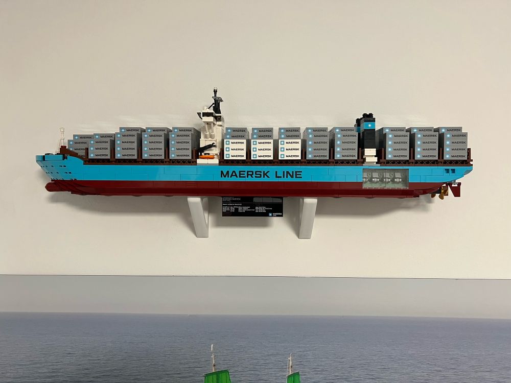 Lego Maersk Containerschiff an 3D gedruckten Wandhaltern