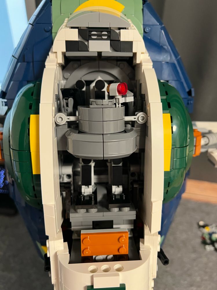 Lego Star Wars Jango Fett‘s spaceship 75409 View into the cockpit with 3 seats on the top level and 2 on the lower level