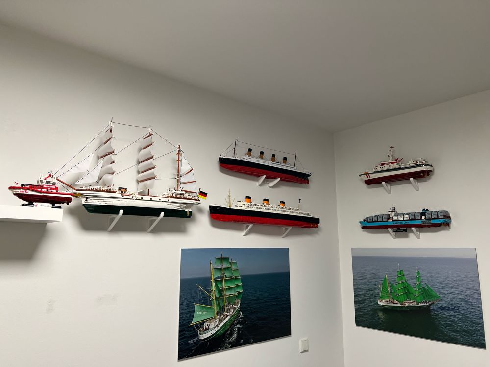 Ein Paar Lego und Klemmbaustein Schiffe von links nach rechts, das DGzRS Seenotrettungsboot, die Gorch Fock und die Queen Mary 1 von BB. Über der QM1 die Titanic von cobi. Dann dieMaersk Trippe E Classe von lego und darüber der DGzRS Seenotrettungskreuzer der 27,5m Klasse von BB. 