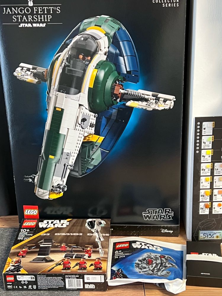 Lego Star Wars Set Jango Fett‘s Starship together with the gift with purchase sets Kamino Training Facility and a small Millenium Falcon