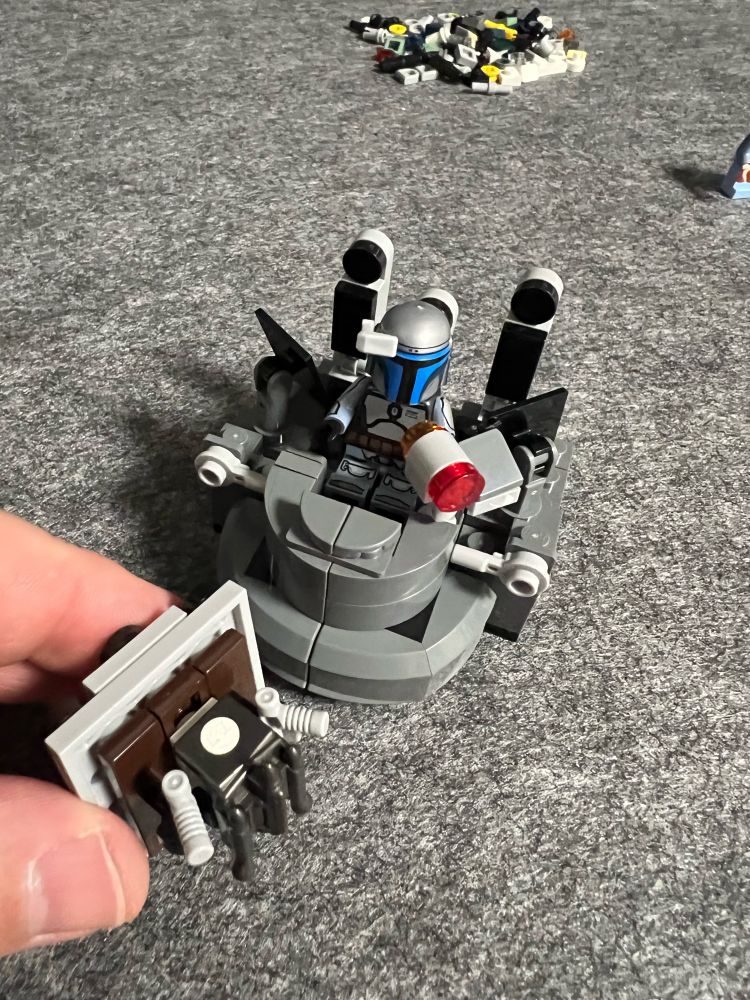 Lego Star Wars Jango Fett‘s spaceship 75409 the removed top floor of the cockpit and the little storage compartment to store Jannis blaster and jet pack