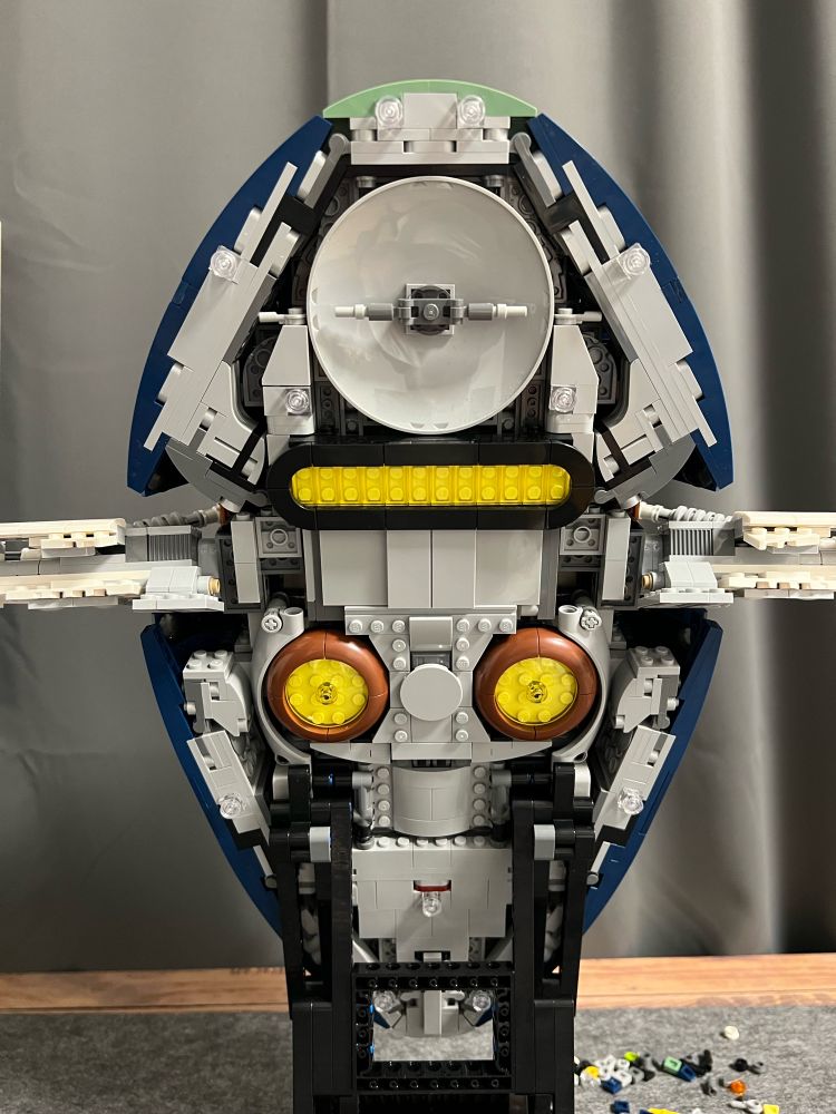 Lego Star Wars Jango Fett‘s spaceship 75409 on the stand back view. Doors for the seismic charge are closed
