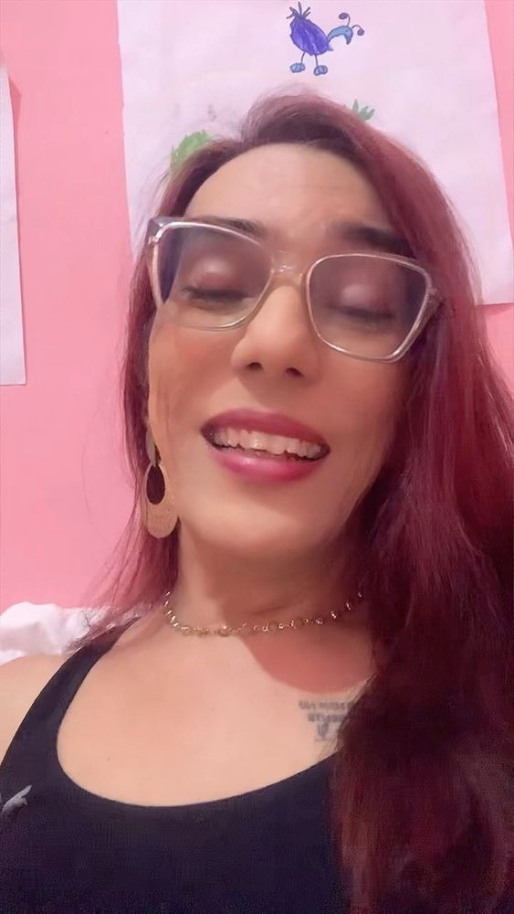 Gianni, uma mulher branca de cabelos vermelhos, no meio de um vídeo q gravou pro tiktok 