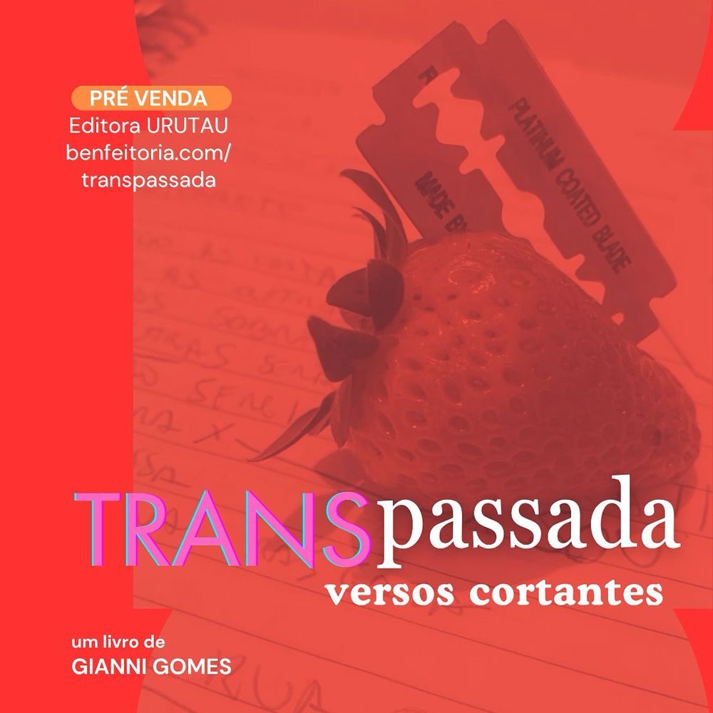 imagem com fundo em tom vermelho. No centro, há um morango com uma lâmina de barbear cravada nele, apoiado sobre um caderno com anotações à mão. No canto superior esquerdo, há um selo escrito “PRÉ VENDA Editora URUTAU benfeitoria.com/transpassada”. No canto inferior esquerdo, lê-se “um livro de GIANNI GOMES”. No centro, o título do livro aparece em destaque: “TRANSpassada: versos cortantes”.