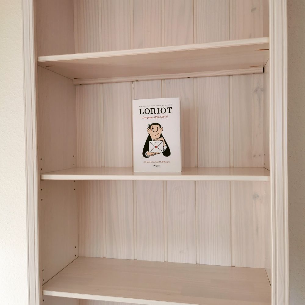 Bücherregal mit einem „Loriot“-Buch