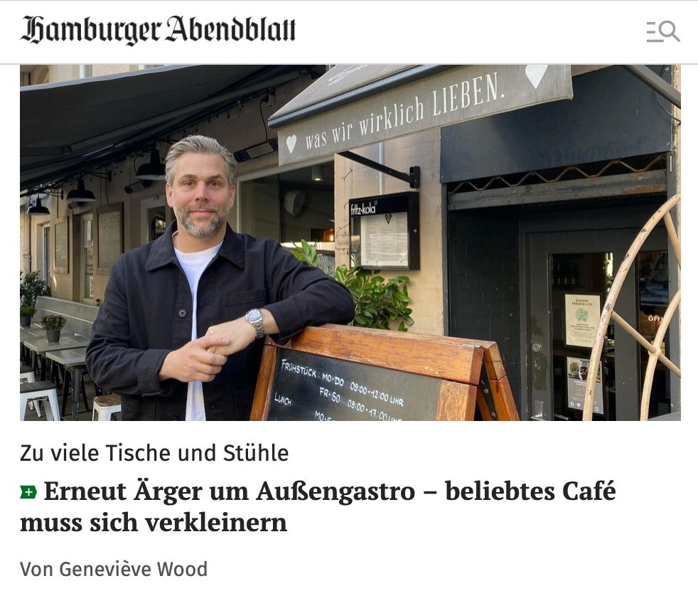 Ein Artikel aus dem Hamburger Abendblatt mit der Überschrift: "Erneut Ärger um Außengastro - beliebtes Cafè muss sich verkleinern"
Dazu ein Bild des Inhabers auf der Terasse vor seinem Lokal.