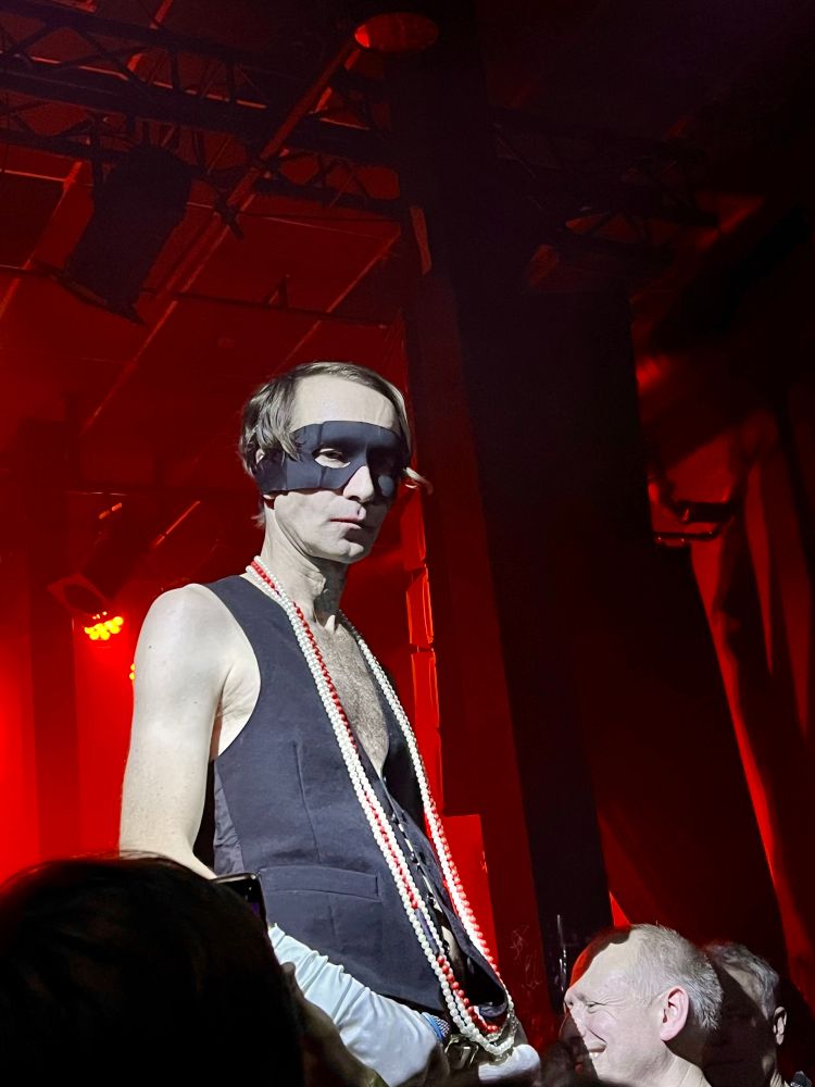 Thomas Öberg ser meg inn i øynene på Bob Hund konsert på Blå i 2023