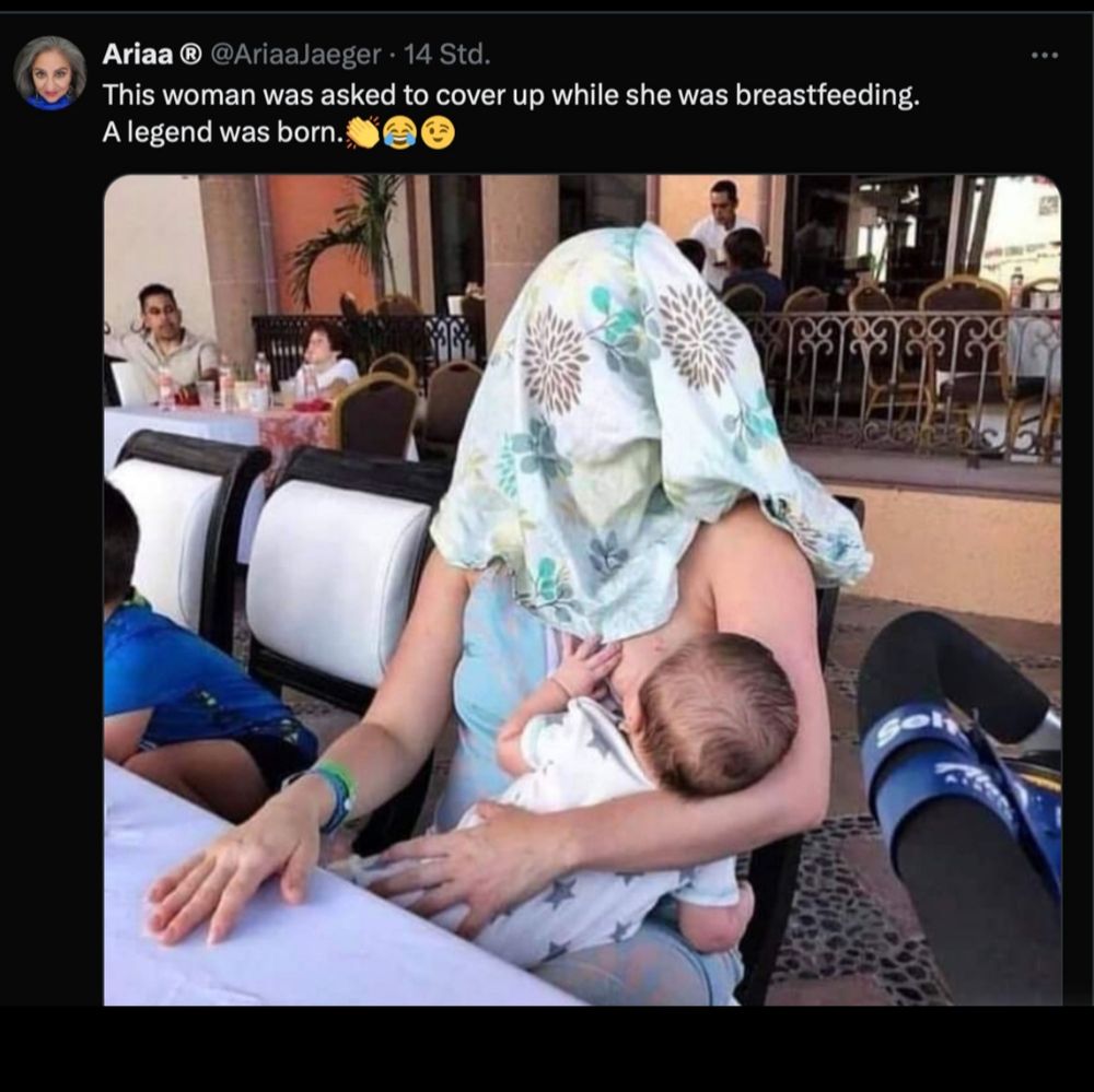 Ein alter Twitterpost vom Account "@AariaJaeger": Bild von einer Person, die mit einem Tuch über dem Kopf stillt. Ihr Kopf ist inklusive Gesicht vollständig bedeckt. Der Text im Post: "This Woman was asked to cover herself while she was breastfeeding. A Legend was born. 👏😂😉"