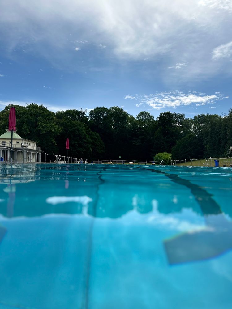 Foto eines nahezu leeren 50-Meter-Beckens in einem Freibad