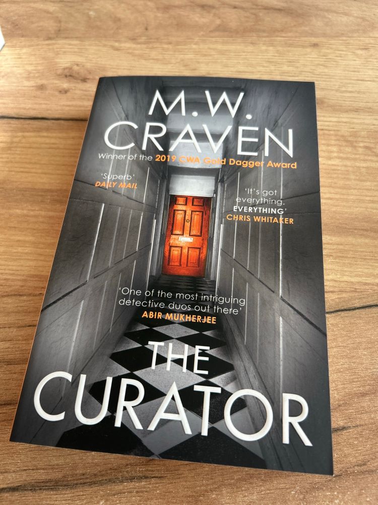 Foto des Buches „The Curator“ von M. W. Craven