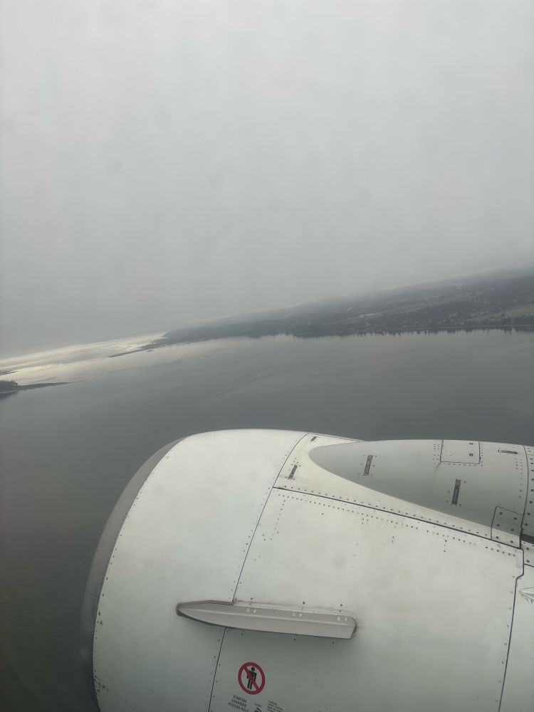 the engine of a plane with the ocean below