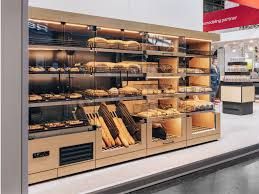 Bild eines Regals mit sehr vielen Brot Sorten in Fächern sortiert.
