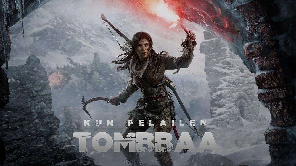 Rise of the Tomb Raiderin "kansikuva", jossa Lara Croft on lumimyrskyssä luolan suuaukolla. Pelin nimen sijasta kuvassa lukee samalla fontilla "Kun pelailen Tombbaa" ja taustalla olevan kiven takaa kurkistaa Paula Koivuniemi.