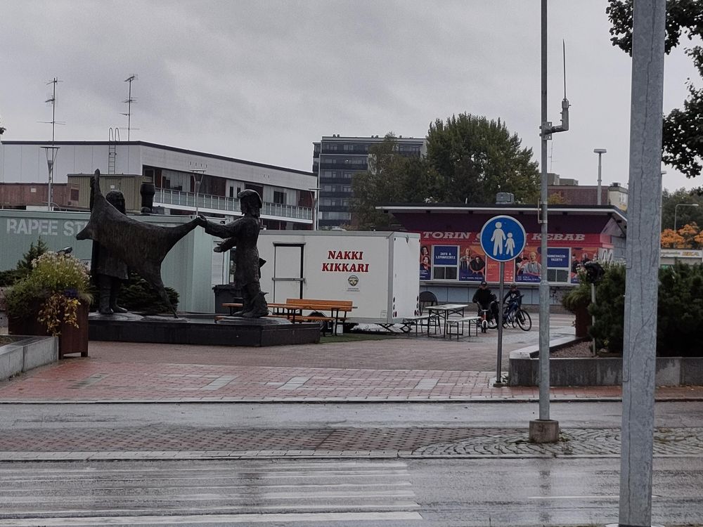 Nakkikioski Nokian torilla. Kioskin seinässä lukee "Nakki Kikkari".