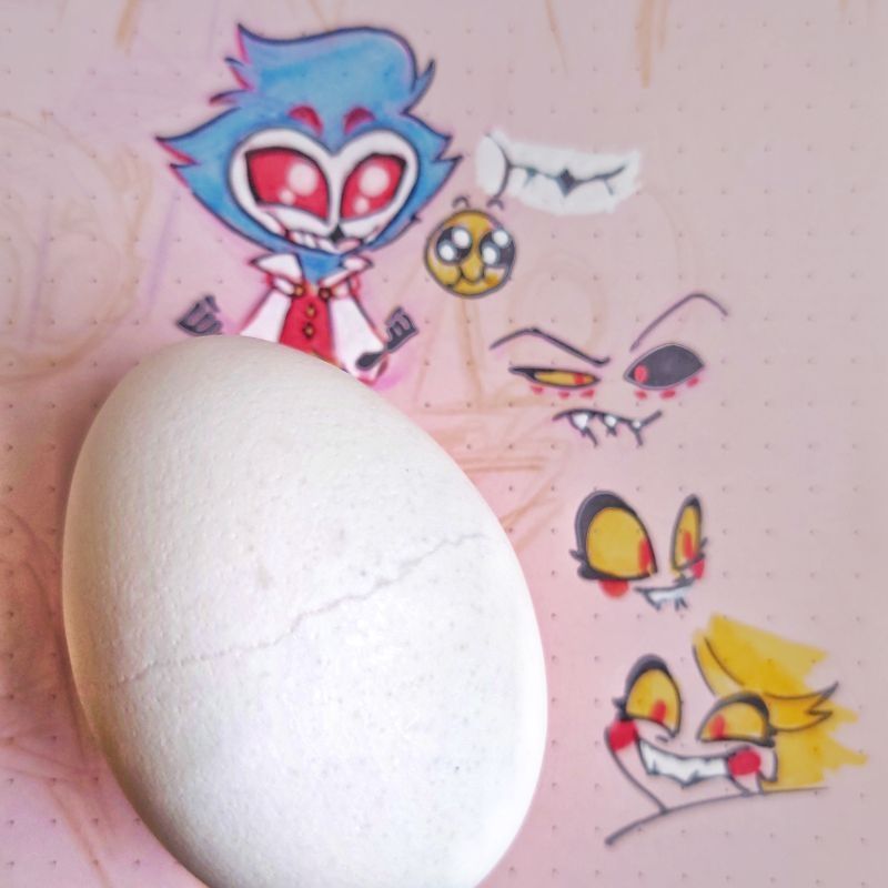 中腹に傷っぽい線のあるたまご。下にファンアートというか模写っぽい絵。