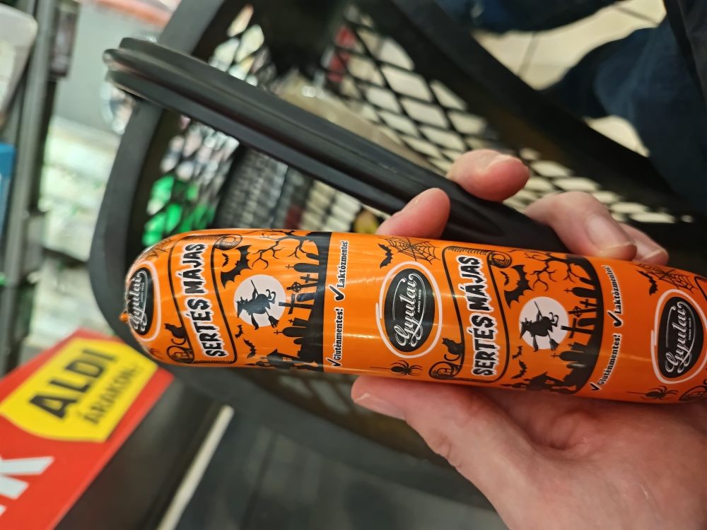 Halloweenes csomagolású májkrém