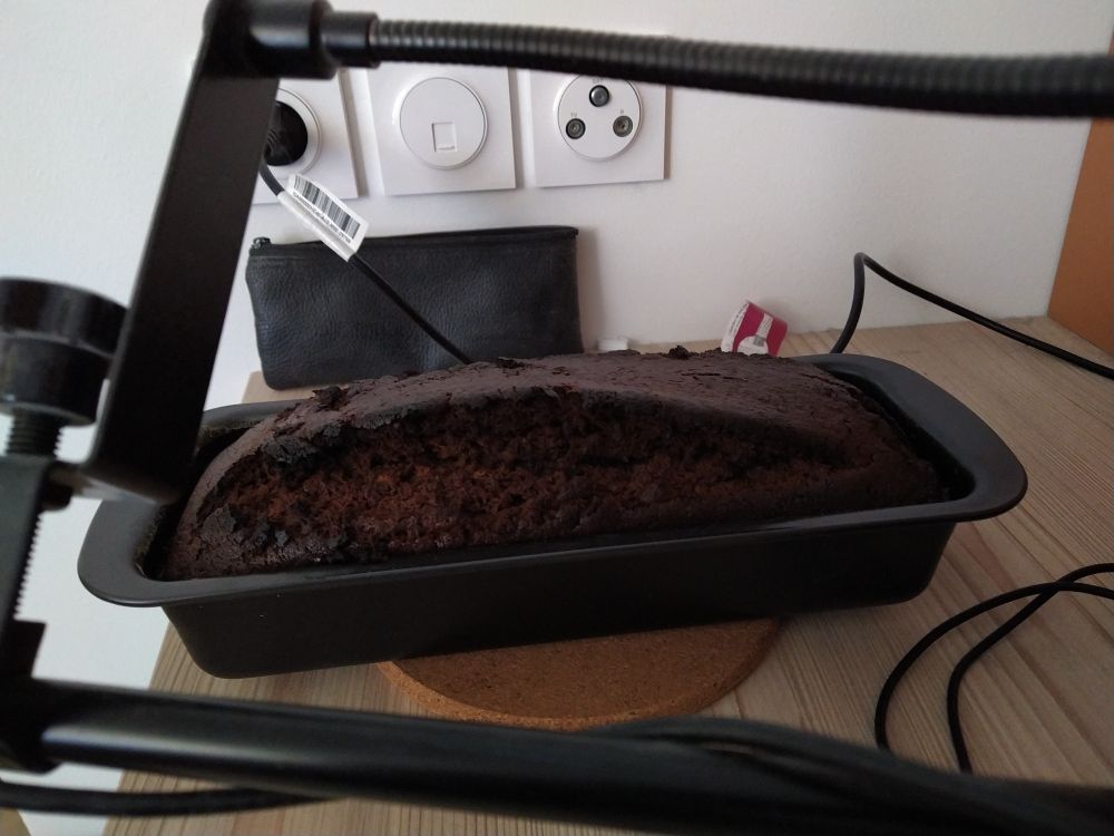 Cake cuit sur le bureau.