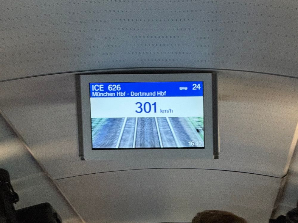 On-Board Anzeige im ICE 626 welcher eine aktuelle Geschwindigkeit von 301 km/h zeigt.