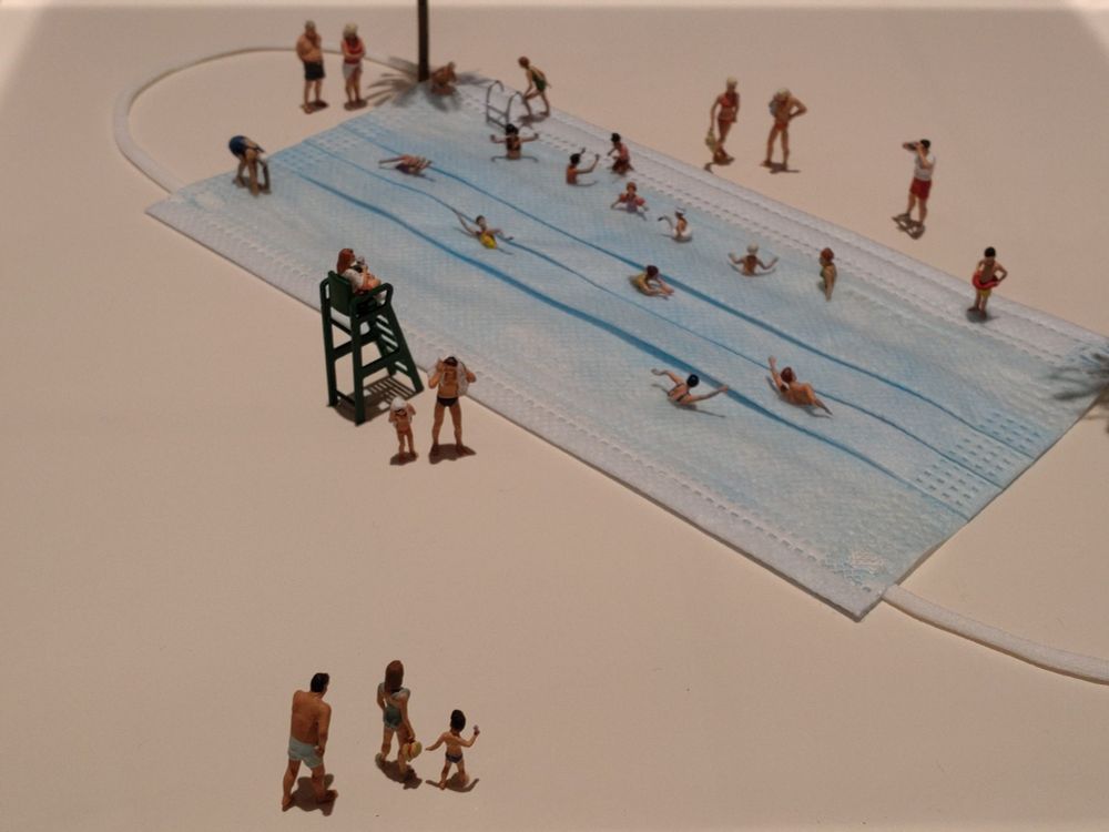 楽しさマックスマスク
田中達也 作
不織布マスクをプールに見立て、家族連れやカップルが水に戯れはしゃいでいる