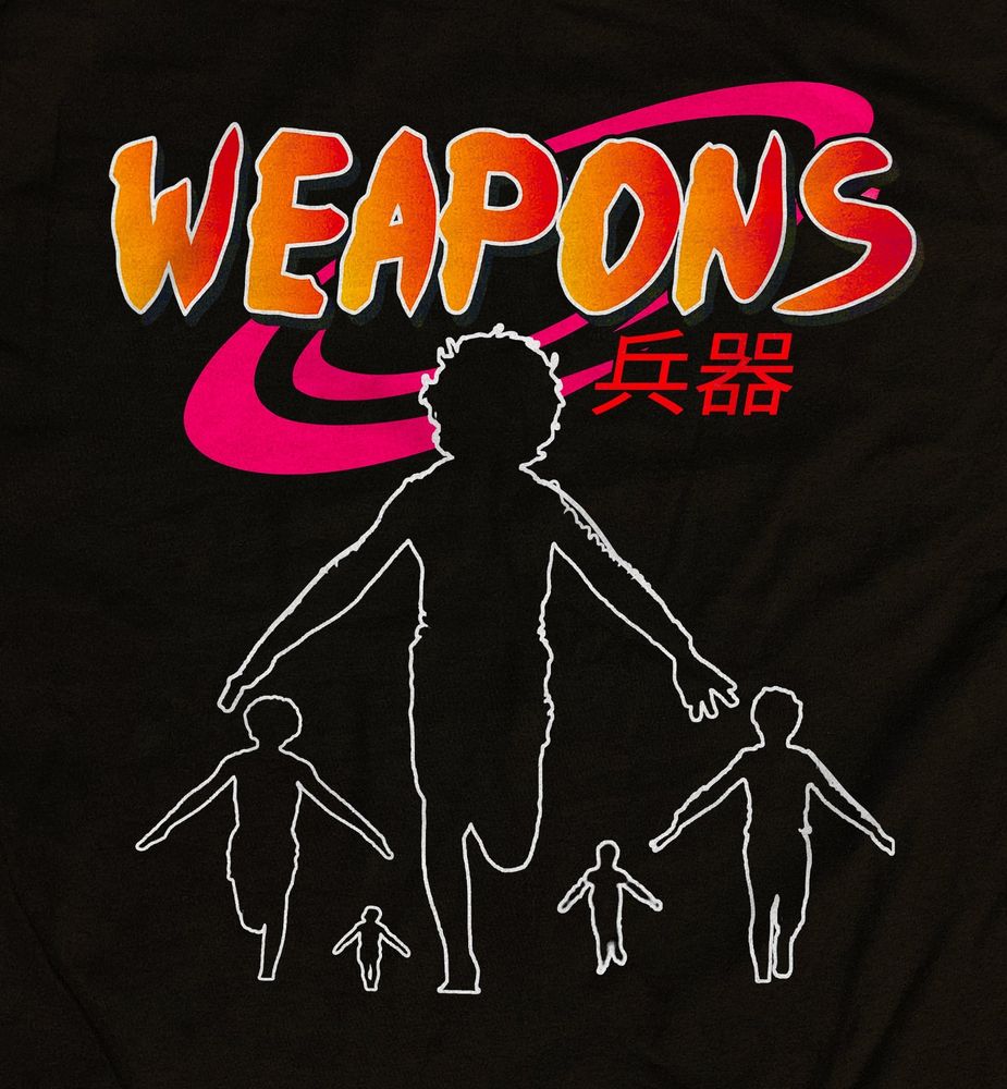 Logo de Naruto escrito "Weapons", com silhueta das crianças correndo de braço aberto. Estampa do site thegoodshirts.com