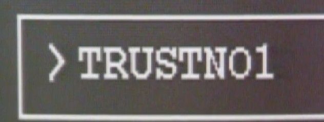Foto de uma tela de computador antigo na qual está escrito TRUSTNO1