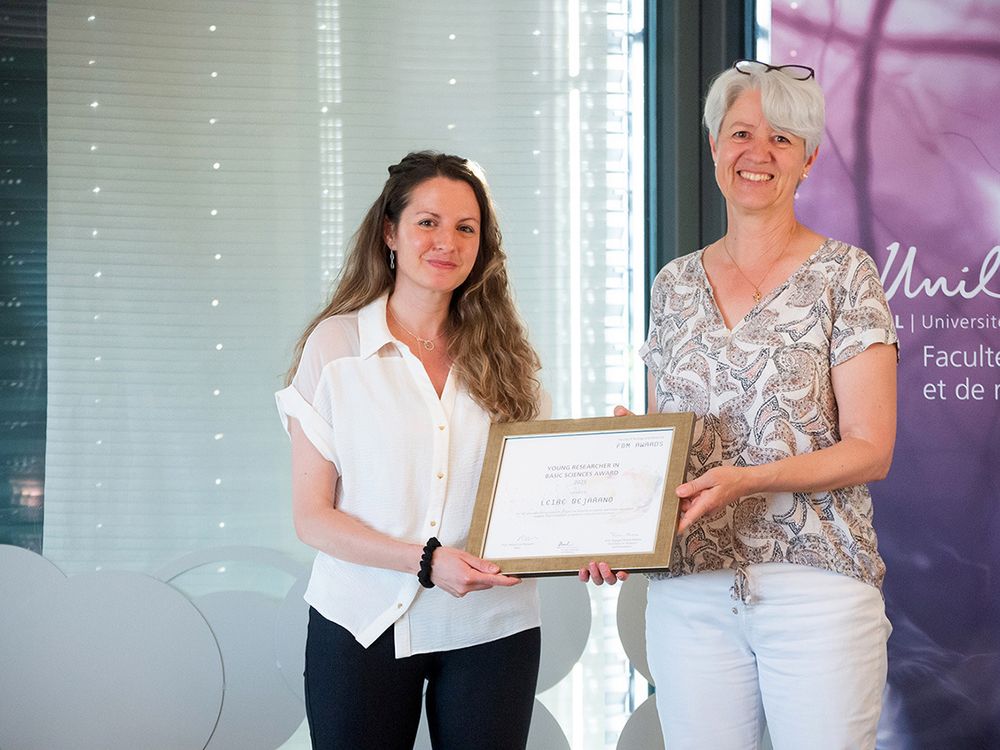 Photo of Dr Leire Bejarano (left) receiving her award from Prof Margot Thome-Miazza (right)