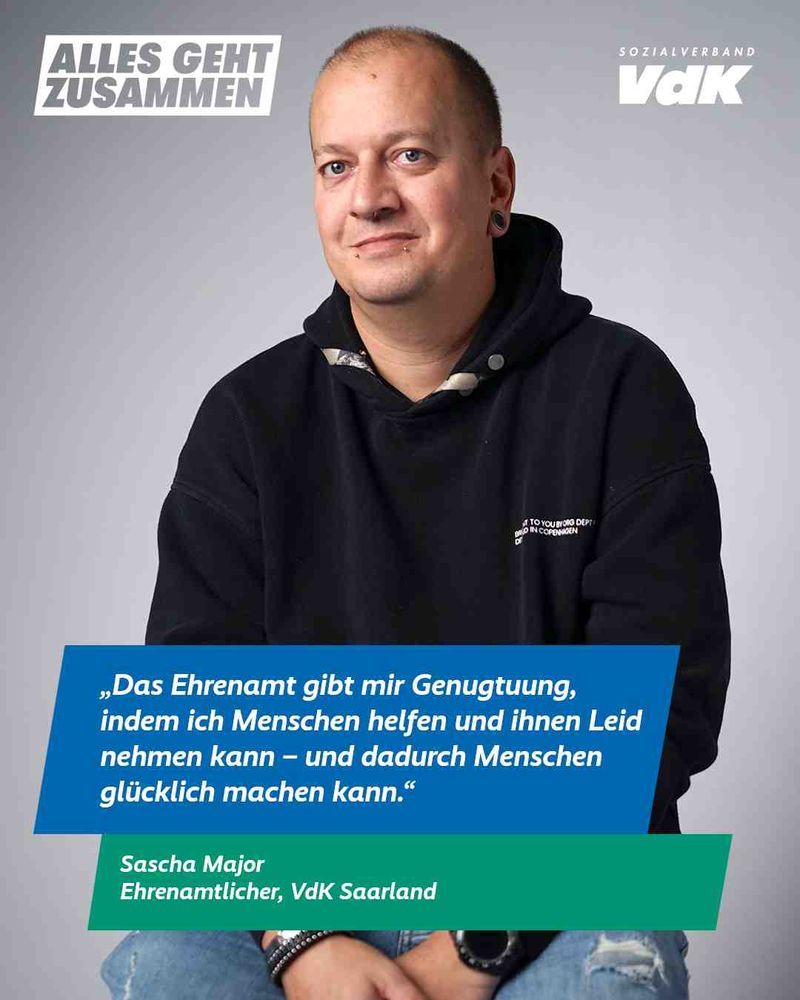 Person mit schwarzem Kapuzenpullover vor grauem Hintergrund. Text: 'Das Ehrenamt gibt mir Genugtuung, indem ich Menschen helfen und ihnen Leid nehmen kann – und dadurch Menschen glücklich machen kann.' Darunter Name und Funktion: 'Sascha Major, Ehrenamtlicher, VdK Saarland'. Oben links Schriftzug 'ALLES GEHT ZUSAMMEN', oben rechts Logo 'SOZIALVERBAND VdK'.