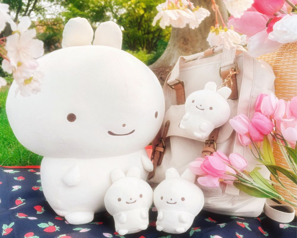 Image of big bun plush and baby bun plush charms having a picnic.
