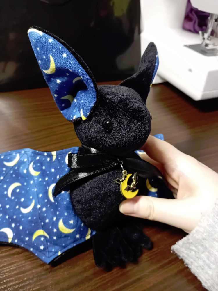 A closeup of the bat face.