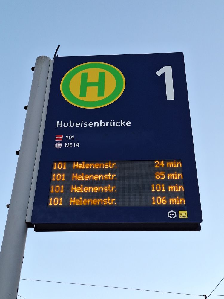 Haltestellenschild der 101 an der Hobeisenbrücke. Die Tram fährt in 24, 85, 101 und 106 Minuten.