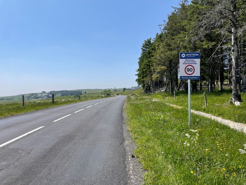 Panneau « vous rentrez en Aveyron limitation 90 sur départementales »