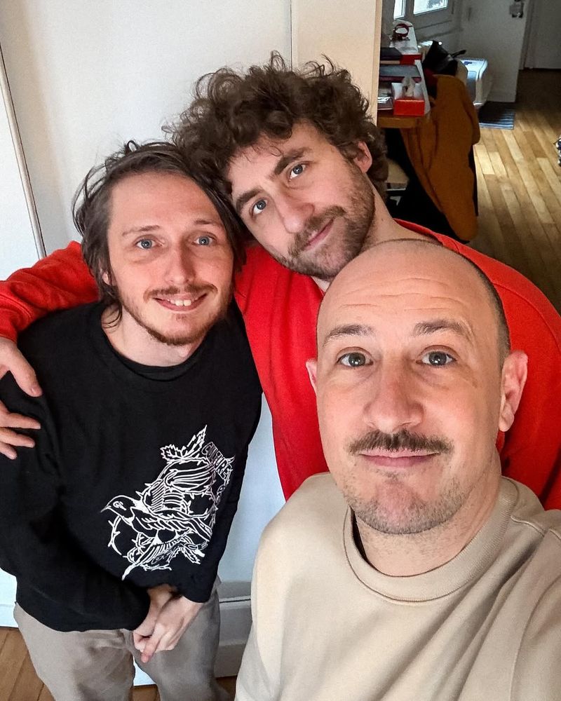 Photo ou je suis dans les doux bras de Florent Bernard prise en selfie à partir du doux bras d’Adrien Ménielle. 