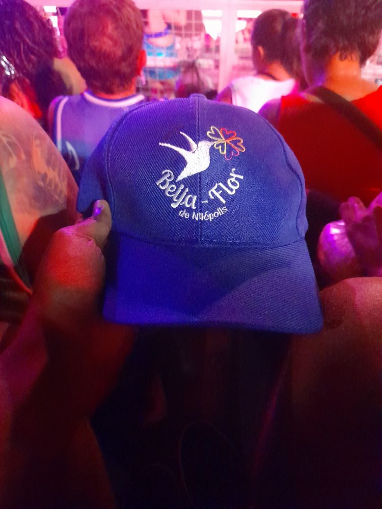 Boné da Escola de Samba Beija-Flor de Nilópolis. Seguro o boné de cor azul 