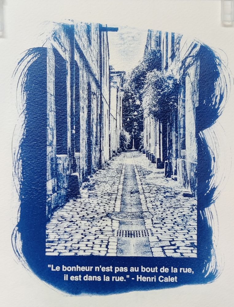 Looking down a short street, quotation "le bonheur n'est pas au bout de la rue, il est dans la rue "
Henri Calet