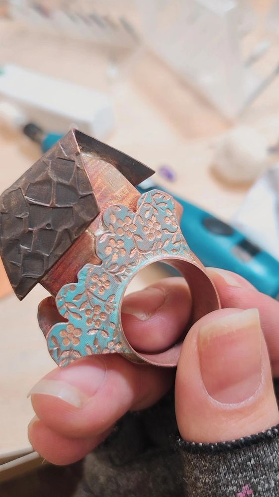 Copper 8.5 ring with a 3d house and engraved flower bushes