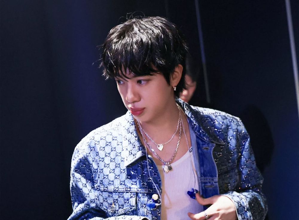 Seokjin blowing raspberries 😂😭 Vocal exercises~ 