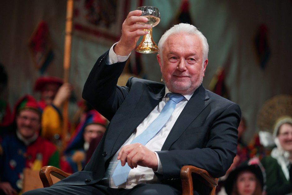 pov: wolfgang kubicki prostet dir auf einer karnevalssitzung mit einem weinglas zu