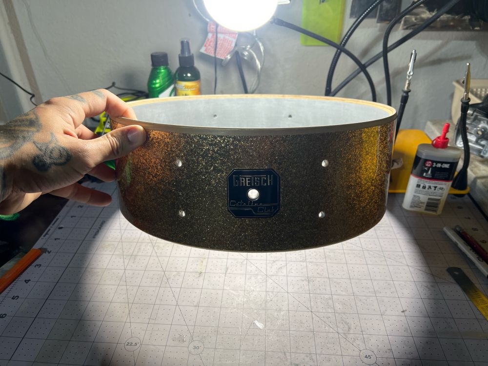 a gretch catalina club snare, with factory silver finish inside and re-cut edges. these snares really aren’t bad at all, but the inside shell paint really helps them look premium. this was my first time doing snare beds and they’re really not too hard to get right. 