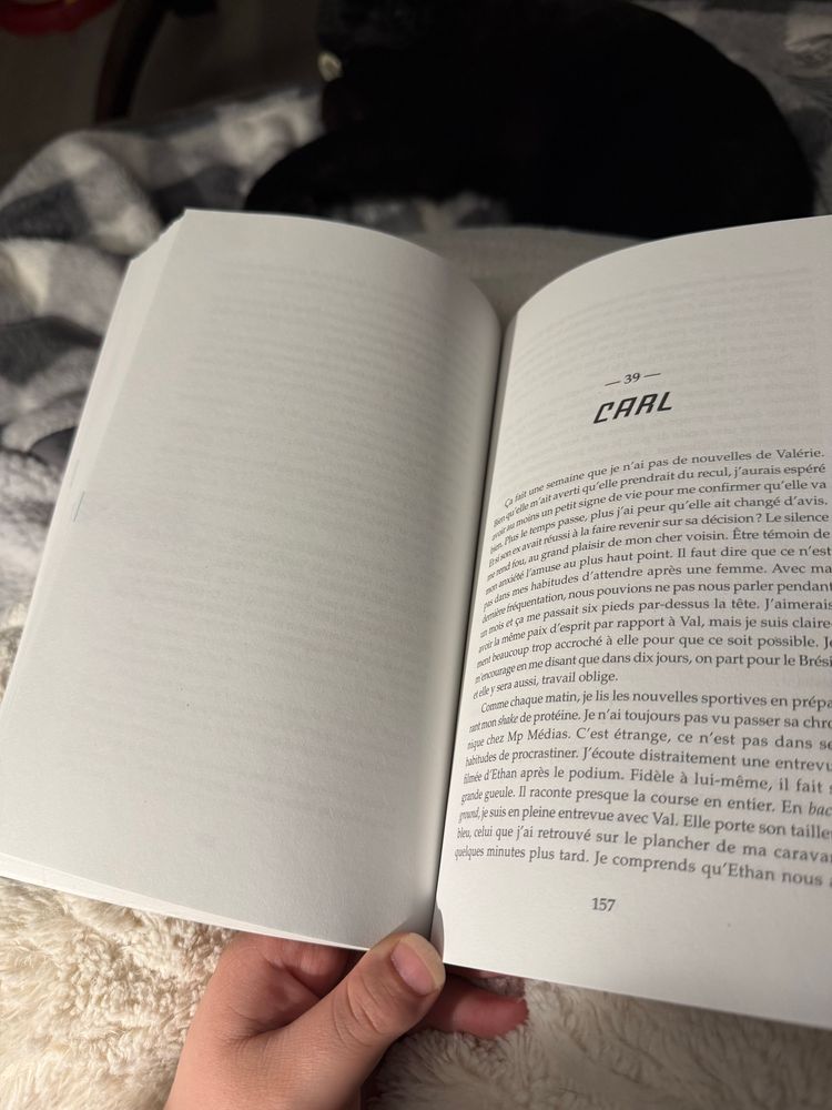Un livre ouvert : la page gauche encore vide, tandis que la droite dévoile le début d’un nouveau chapitre.


An open book: the left page still blank, while the right reveals the beginning of a new chapter.