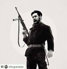 Heroic image of Che Guevara im uniform holding a carbine