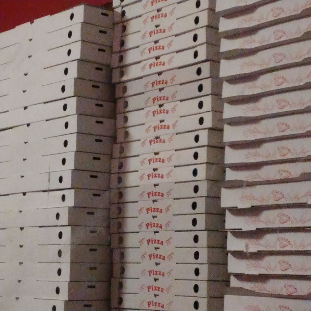 Viele Pizzakartons, grstapelt