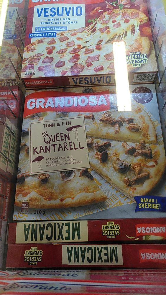 Bilde av en Grandiosaeske i en frysedisk. Pizzaen heter "queen kantarell". 