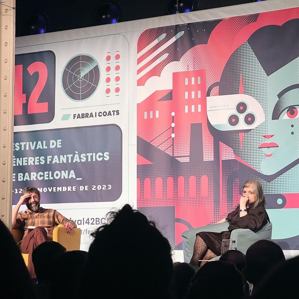 A izquierda, Nadal Suau, a la derecha, Mariana Enríquez, en el escenario del 42.