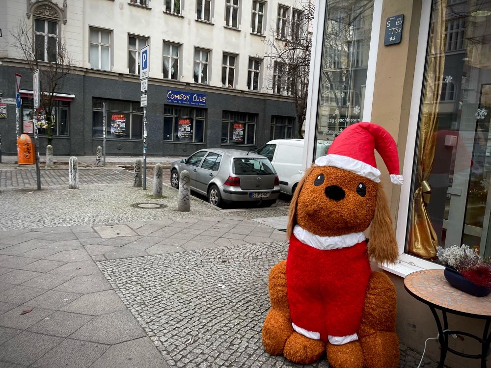 Artigwartend, Bürgersteig geräumt vom Split, der Hund hat nun die Geschenkgewalt