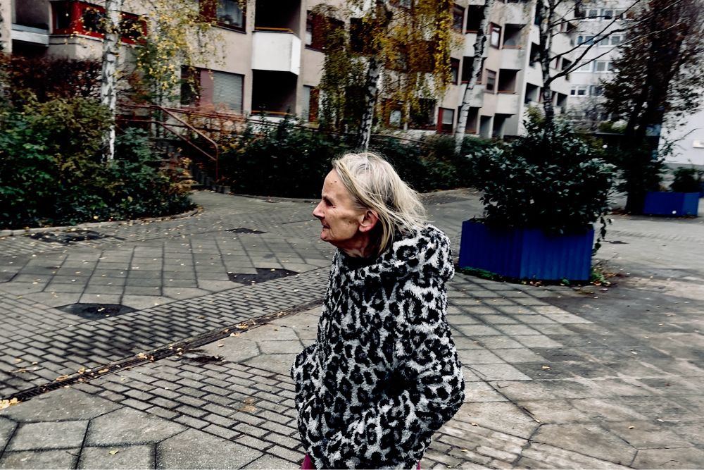 Blick nach Osten, vertieft in Gedanken, die Augen der Siedlung sind unsichtbar