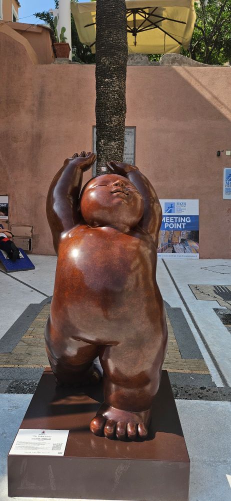 Ein Junger Mensch der sich streckt. Das Kunstwerk heißt gelebte Pause