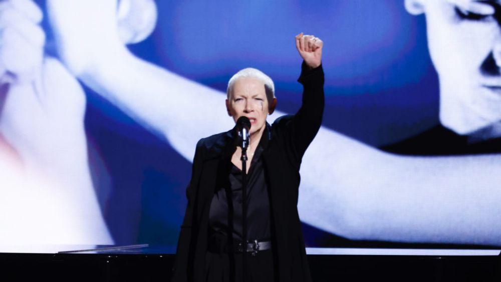 Annie Lennox Calls for Ceasefire in Sinéad O’Connor Grammys Tribute