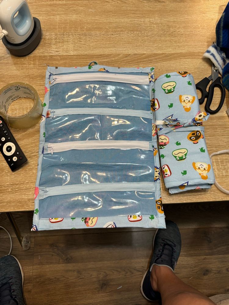 Travel organizer that folds up 